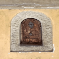 Florentine scholar Francesco Rondinelli described the use of the “Wine Windows” to prevent the spread of the Plague