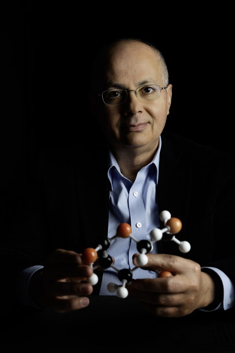 Nobel-Winning U.S. Chemist Moves to China to Lead A.I. Institute